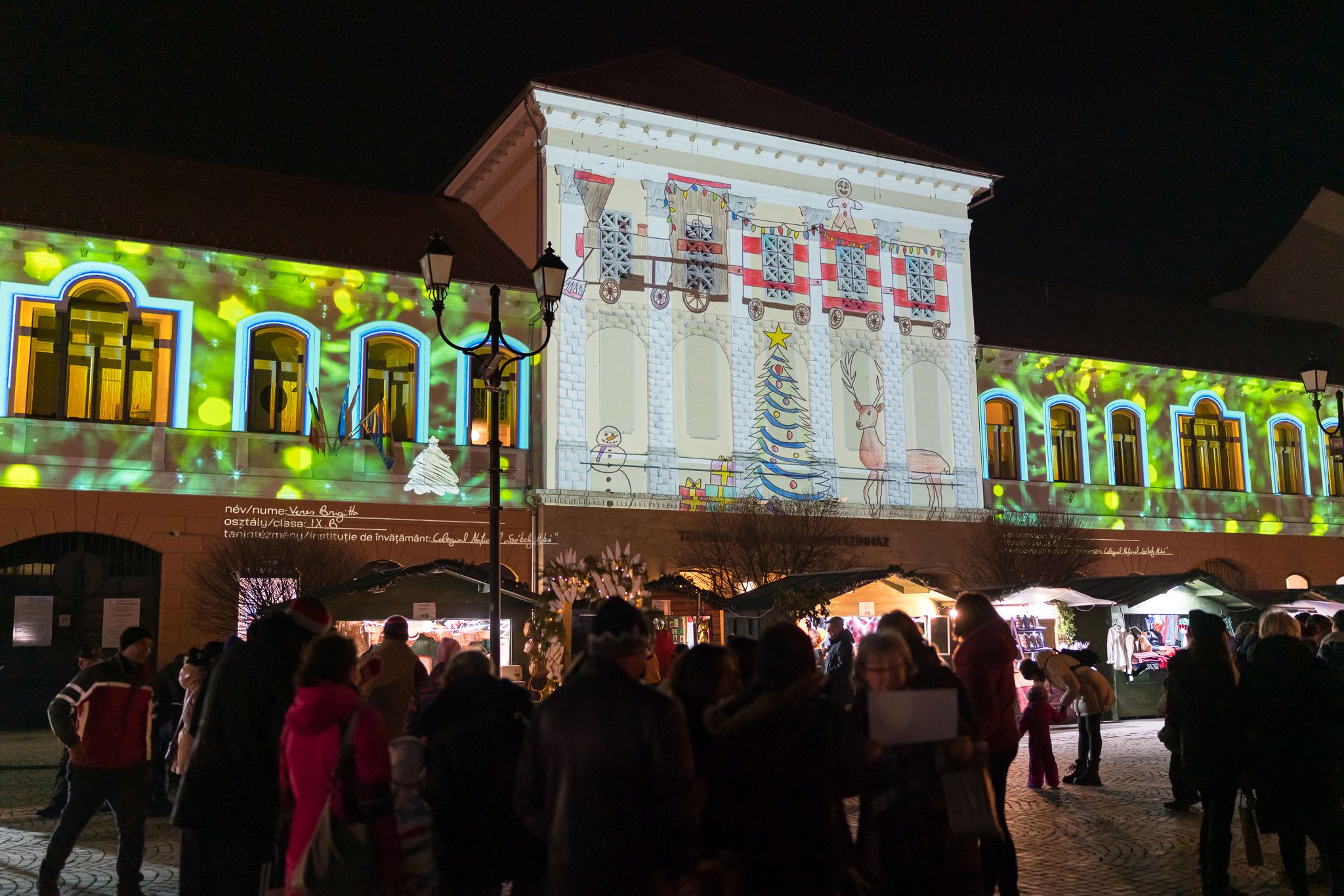 Rekordszámú részvétel a fényfestésen: közel 3 000 alkotást vetítenek ki a Tamási Áron Színház homlokzatára