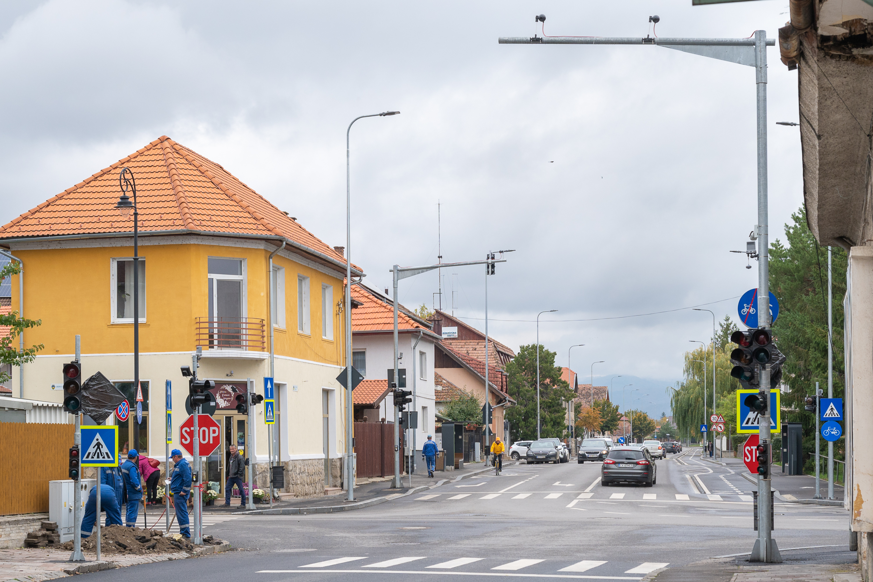 Fokozatosan helyezik üzembe az új közlekedési jelzőlámpákat Sepsiszentgyörgyön